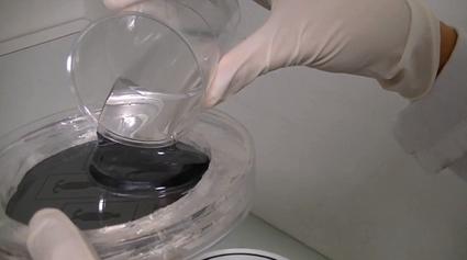 PDMS復(fù)制：在模具上澆注PDMS